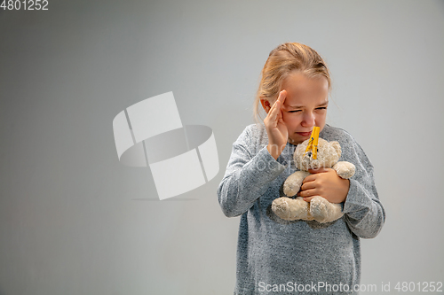 Image of Caucasian girl wearing the respiratory protection pin clasp against air pollution and dusk on grey studio background