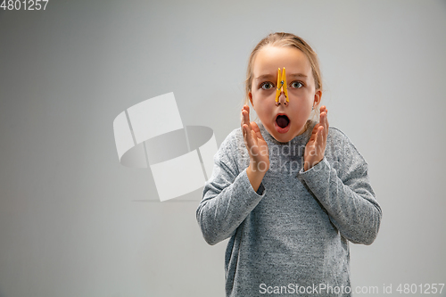 Image of Caucasian girl wearing the respiratory protection pin clasp against air pollution and dusk on grey studio background