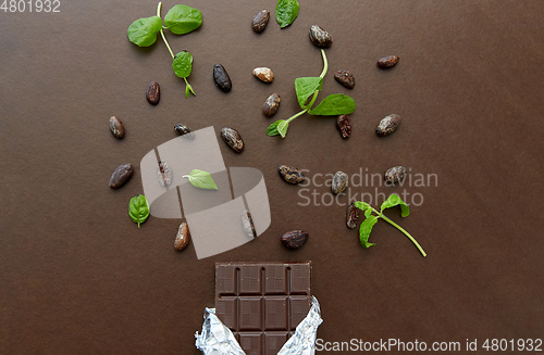 Image of dark chocolate bar with peppermint and cocoa beans