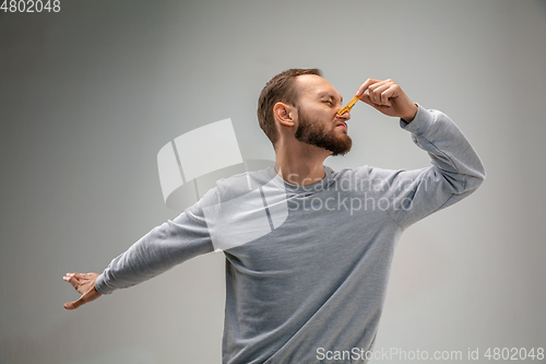 Image of Caucasian man wearing the respiratory protection pin clasp against air pollution and dusk on grey studio background