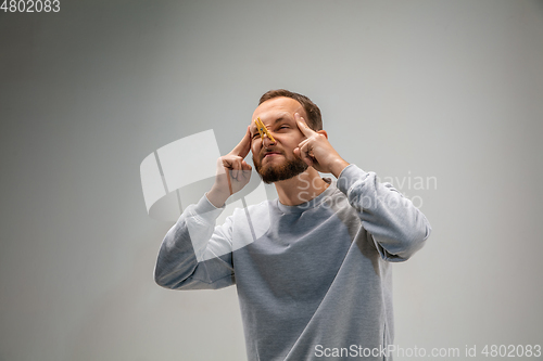 Image of Caucasian man wearing the respiratory protection pin clasp against air pollution and dusk on grey studio background