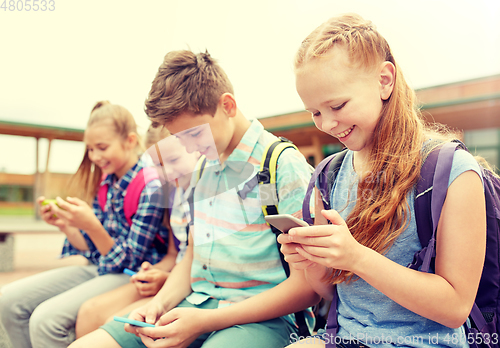 Image of elementary school students with smartphones