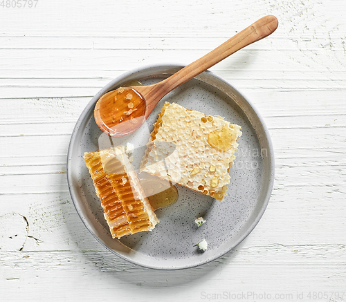 Image of plate of fresh honey combs