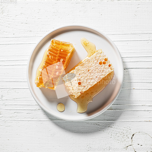 Image of plate of fresh honey combs