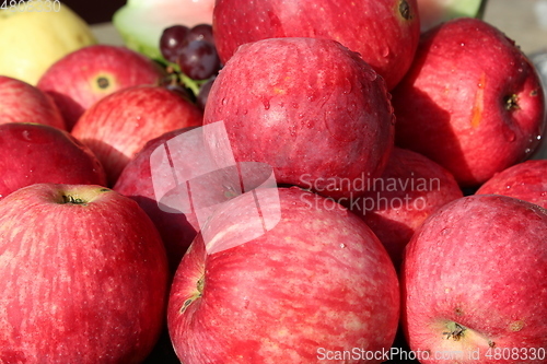 Image of ripe red apples
