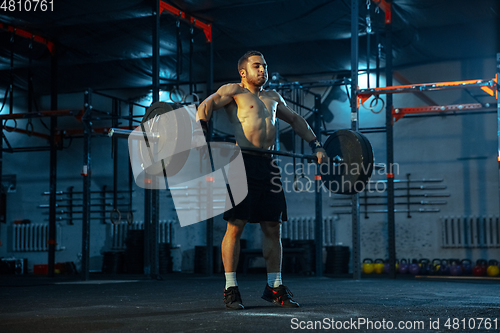 Image of Caucasian man practicing in weightlifting in gym