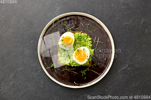 Image of toast bread with mashed avocado and eggs