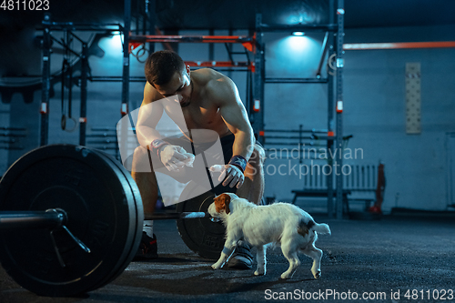 Image of Caucasian man practicing in weightlifting in gym