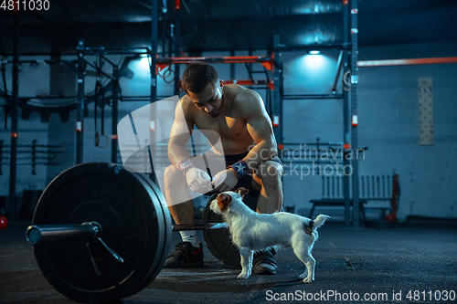 Image of Caucasian man practicing in weightlifting in gym