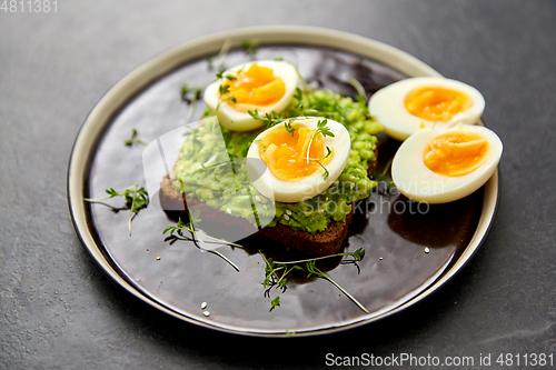 Image of toast bread with mashed avocado and eggs