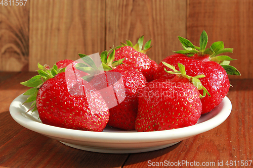 Image of ripe red strawberries on the plate