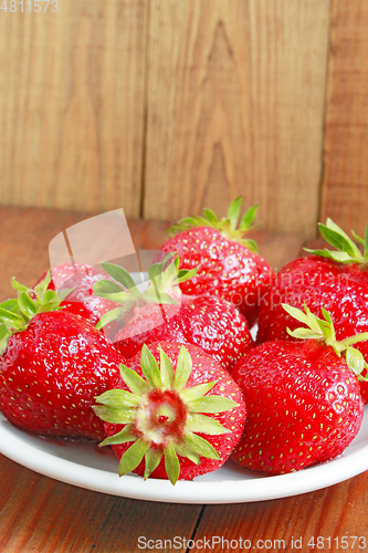 Image of ripe red strawberries on the plate