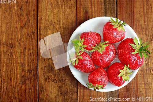 Image of ripe red strawberries on the plate