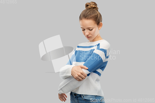 Image of teenage girl having pain in hand