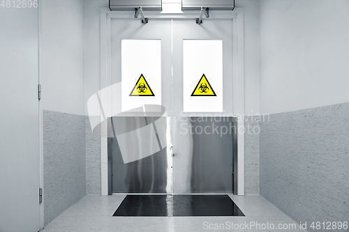 Image of hospital doors with quarantine sign