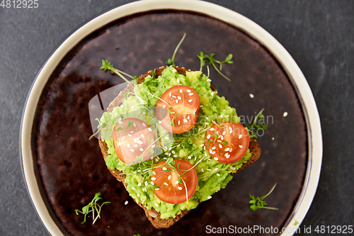 Image of toast bread with mashed avocado and cherry tomato