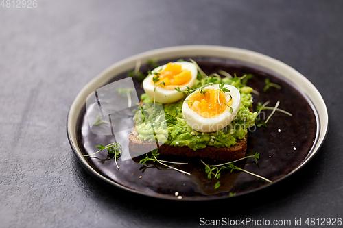 Image of toast bread with mashed avocado and eggs