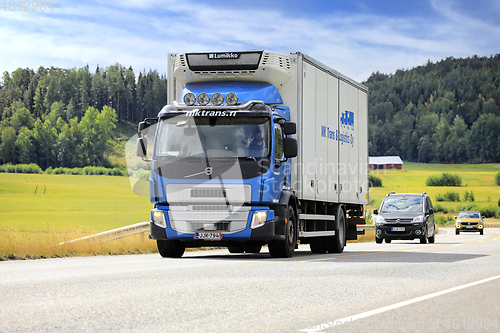 Image of Blue Volvo FE Refrigerated Transporter in Taffic