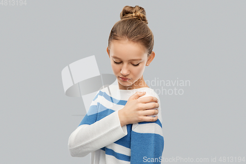 Image of teenage girl having pain in shoulder