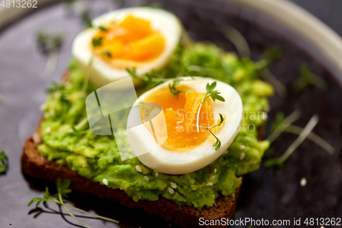 Image of toast bread with mashed avocado and eggs