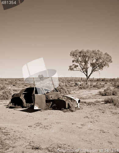 Image of old car in the desert