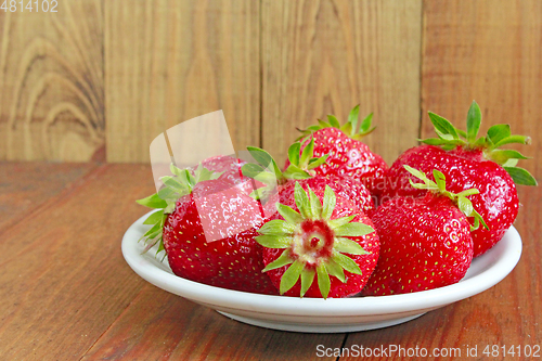 Image of ripe red strawberries on the plate