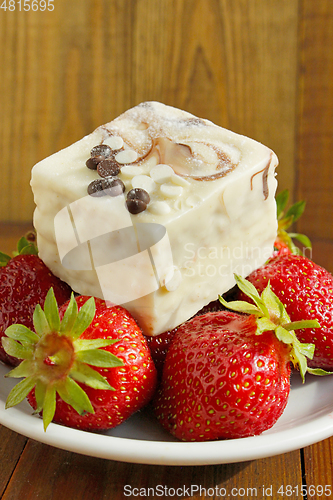 Image of ripe red strawberries and sweet cake