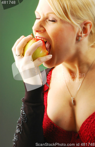 Image of Pregnant woman with apple