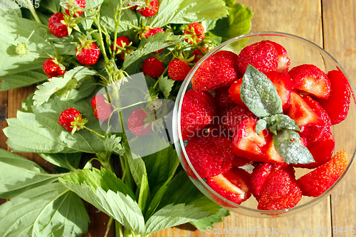 Image of strawberries in a bowl and strawberries bunches