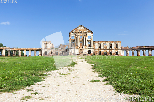 Image of the ruins of an ancient castle