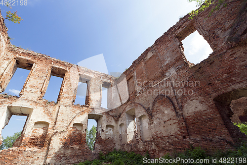 Image of the ruins of an ancient castle