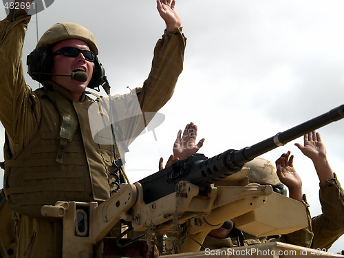 Image of US army crew on tank