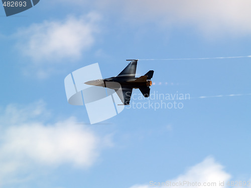 Image of F-16 turns rapidly