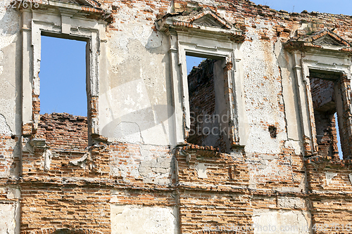 Image of the ruins of an ancient castle