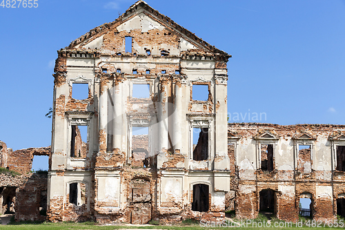 Image of the ruins of an ancient castle