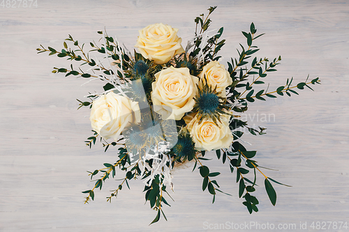 Image of elegant bouquet of White roses