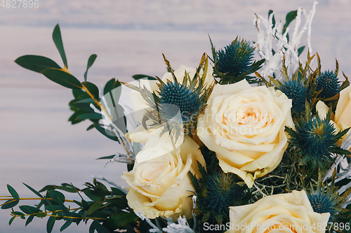 Image of elegant bouquet of White roses