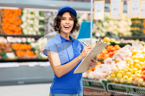 Image of delivery woman with clipboard or grocery store