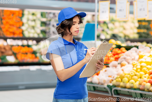 Image of delivery woman with clipboard or grocery store
