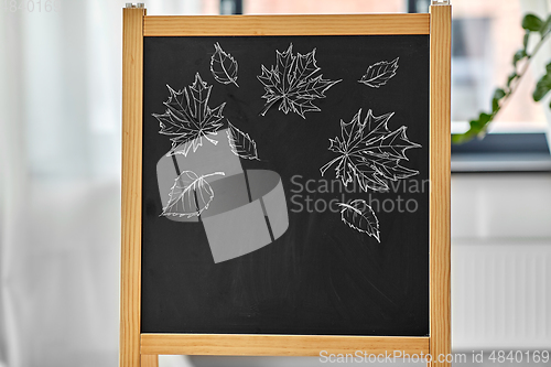 Image of autumn leaves drawn with chalk on black chalkboard