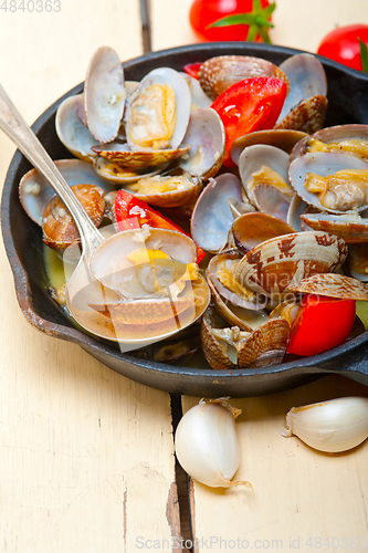 Image of fresh clams on an iron skillet