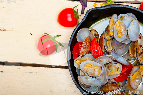 Image of fresh clams on an iron skillet