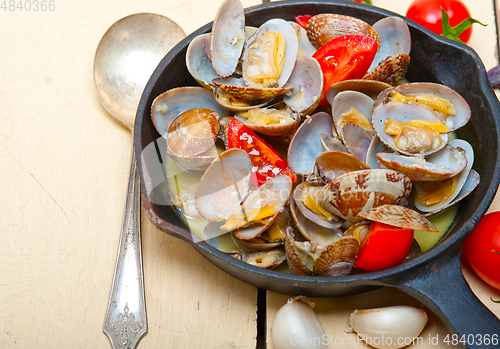 Image of fresh clams on an iron skillet