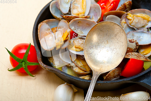 Image of fresh clams on an iron skillet