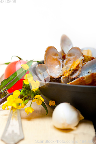 Image of fresh clams on an iron skillet