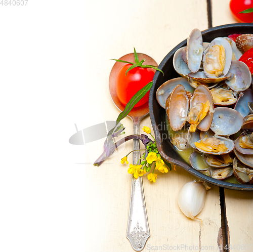 Image of fresh clams on an iron skillet