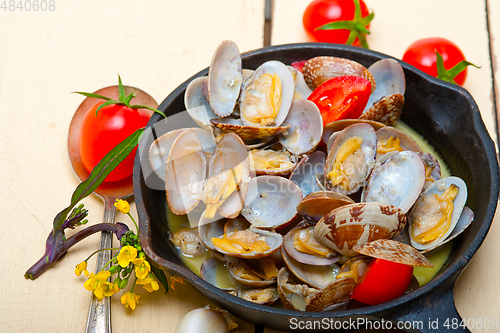 Image of fresh clams on an iron skillet