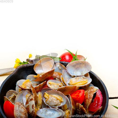 Image of fresh clams on an iron skillet