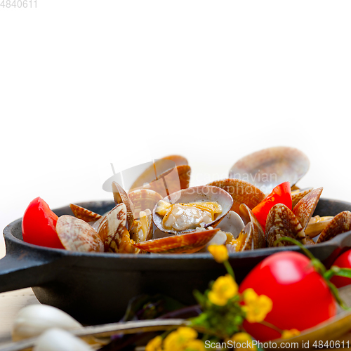 Image of fresh clams on an iron skillet