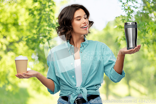 Image of woman comparing thermo cup and paper coffee cup